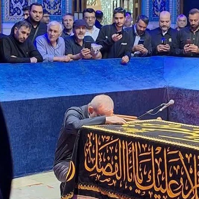 روایت تصویریِ یک دل‌تنگی؛ لحظاتی از حضور پزشکیان در کنار مزار رهبر شهید انقلاب و سر گذاشتن روی مرقد مطهر آقای شهید کشور+ویدیو