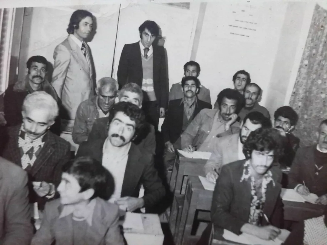 (عکس) 1328 شمسی: مردانی که بعد از یک عمر کار، برای اولین بار الفبا را یاد گرفتند! 😲