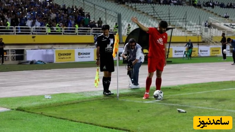 پرتاب بطری به سمت ترابی هنگام کرنر؛ تذکر رامین رضاییان به هواداران استقلال