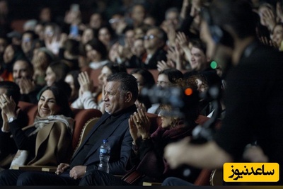 لحظاتی از حضور علی دایی در تالار وزارت کشور برای تماشای این کنسرت باشکوه+ویدیو/ مردم در تشویق این چهره ورزشی سنگ تمام گذاشتند!