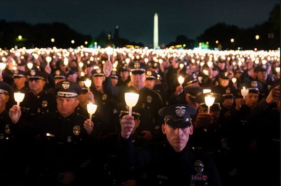 کارکنان پلیس در شهر واشنگتن دی سی آمریکا در سی و پنجمین مراسم سالانه یادبود افسرانی که در سال 2022 جان خود را از دست دادند./ آسوشیتدپرس