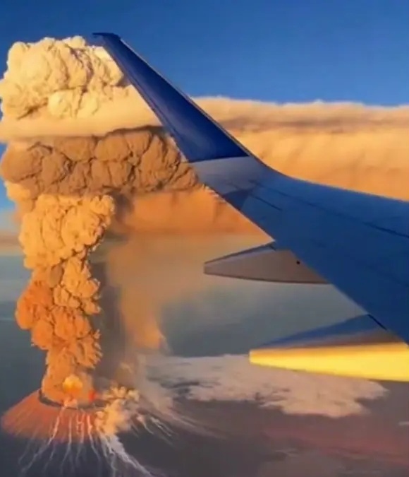 ببینید؛ لحظه وحشتناک فوران یک آتشفشان در اتیوپی از دوربین یک مسافر در هواپیما