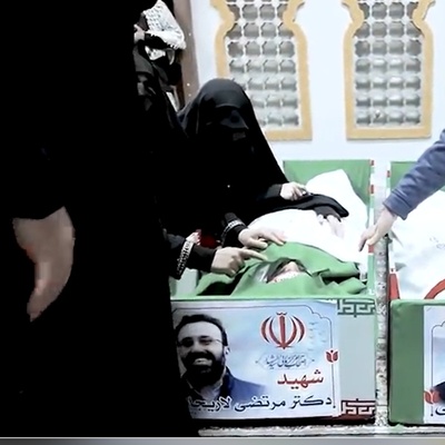 انتشار برای اولین بار؛ لحظاتی دلخراش از وداع خانواده شهید لاریجانی با پیکر عزیزانشان/ پدر و پسری که طاقت دوری از هم را نداشتند...+فیلم