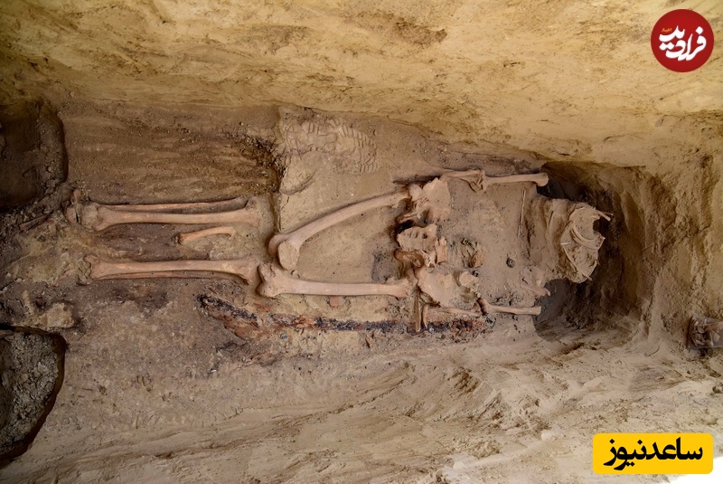 در این تصویر، بقایای اسکلت جنگجو که در کنار شمشیرش دفن شده مشخص است