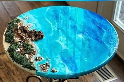 خلاقیت تحسین‌برانگیز مرد خوش ذوق برای ساخت میز رزین رویایی و ساحلی / با این ترفند دریا رو به خونه ببر