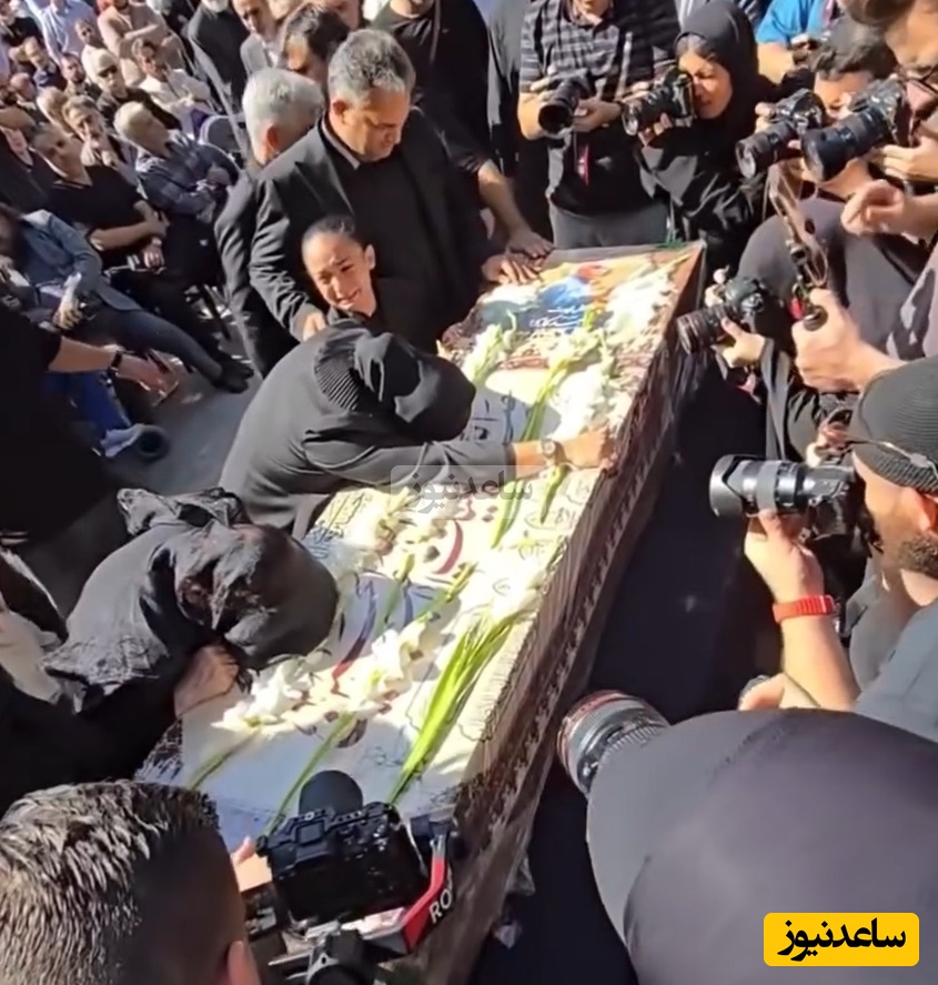 آواز خوانی احساسی حسام الدین سراج سر مزار  محمد کاسبی/ روحش شاد و یادش گرامی😔