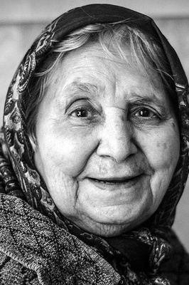 لحظه حمله وحشیانه یک مرد به زن سالمند با سنگ / فیلم حاوی تصاویر دلخراش