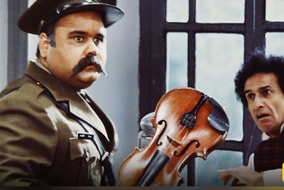 (ویدئو) یادی کنیم از سکانس فراموش‌نشدنی ویولن نوازی حسین سرشار در فیلم «ای ایران» / از دل یک کلاس درس روستایی تا عمق جان میلیون‌ها ایرانی😭