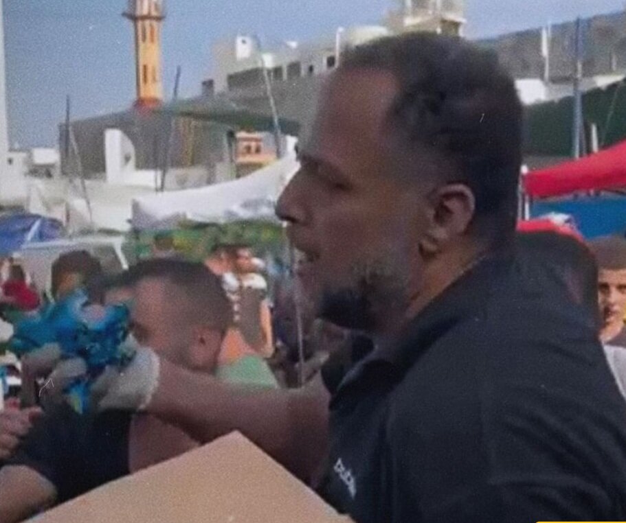 (ویدئو) مرد فلسطینی برای شهادت اعضای خانواده‌اش شیرینی پخش کرد