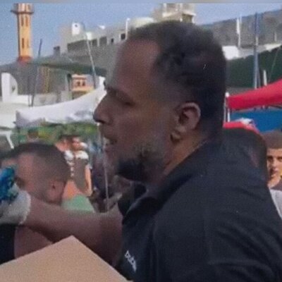 (ویدئو) مرد فلسطینی برای شهادت اعضای خانواده‌اش شیرینی پخش کرد