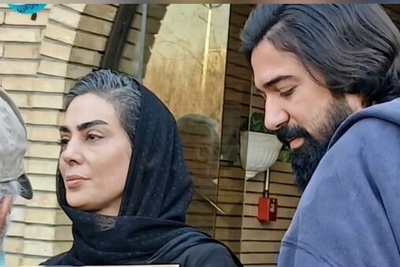 حال و هوای غم زده خانه نیلوفر شهیدی در مراسم یادبود پدرش «اسفندیار شهیدی» با چیدمان طاق گل های اعیانی و بنر تسلیت+فیلم