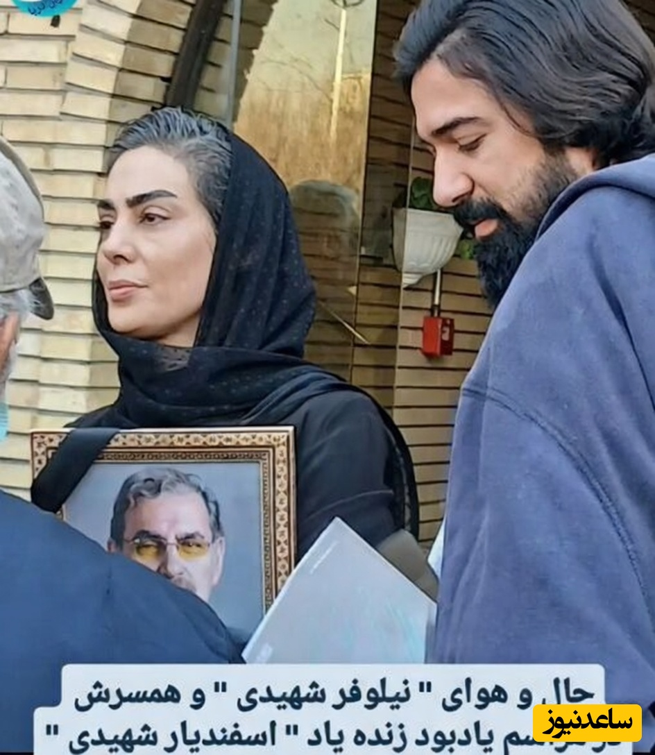 حال و هوای غم زده خانه نیلوفر شهیدی در مراسم یادبود پدرش «اسفندیار شهیدی» با چیدمان طاق گل های اعیانی و بنر تسلیت+فیلم