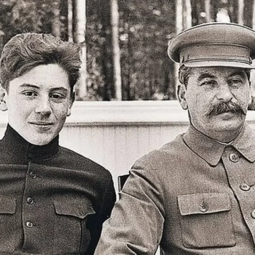 جوزف استالین در کنار پسرش