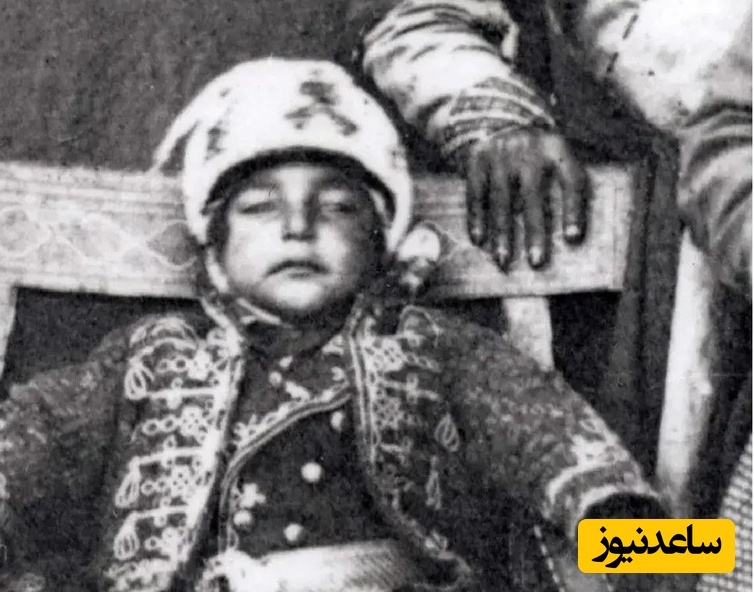 شاهزاده خردسال قاجاری در کنار کودکان خدمتکارش