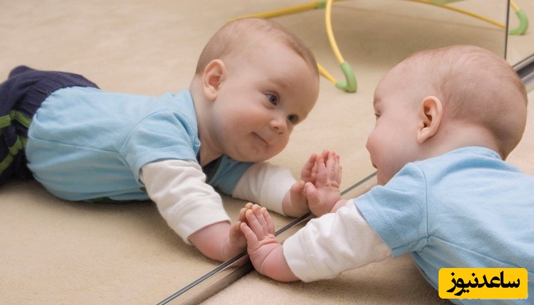 نگاه کردن نوزاد به آینه 