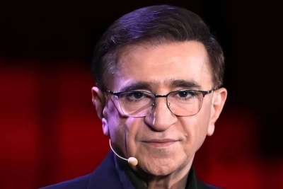 دکتر انوشه؛ دشمنت رو دست کم نگیر که باعث موفقیت میشن، به سخنان رقیبان خوب دقت کن که در آنها حقایقی را پیدا میکنی که نزدیکانت هرگز به تو نگفتند