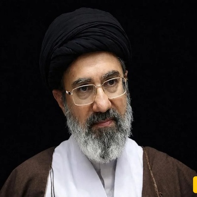 تصویری جدید از رهبر معظم انقلاب منتشر شد؛ مشت گره کرده پدر، ارثیه گران بهای پسر