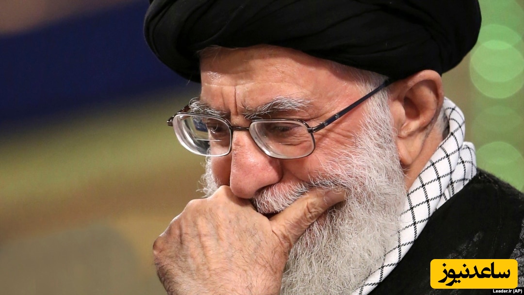 (فیلم) دلگرم شدن آیت‌الله خامنه‌ای با گوش کردن به رادیو بعد از ترور فرماندهان نظامی توسط اسرائیل در آغاز جنگ ...