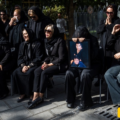یک سال از کوچ غریبانه امید جهان گذشت؛ صدای سنج و دمام مجلس عزا را به بزم و شادی تبدیل کرد! میز یادبود خواننده محبوب با عکس‌های یادگاری، شمع و گل‌های پرپرشده دل‌ها را لرزاند + ویدئو