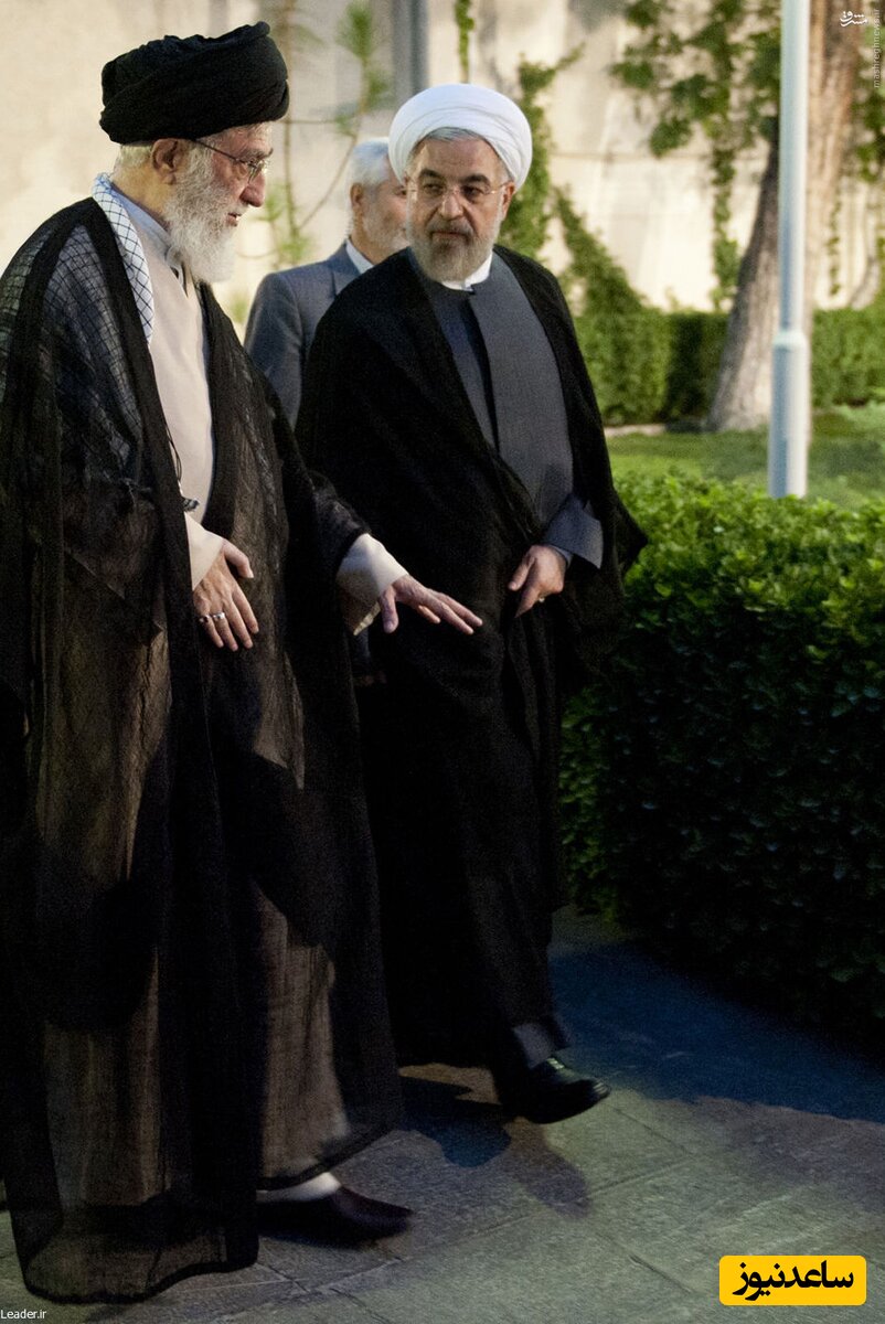 (عکس) تصویری از رهبر معظم انقلاب و حسن روحانی بر سر مزار پدر آیت الله خامنه‌ای