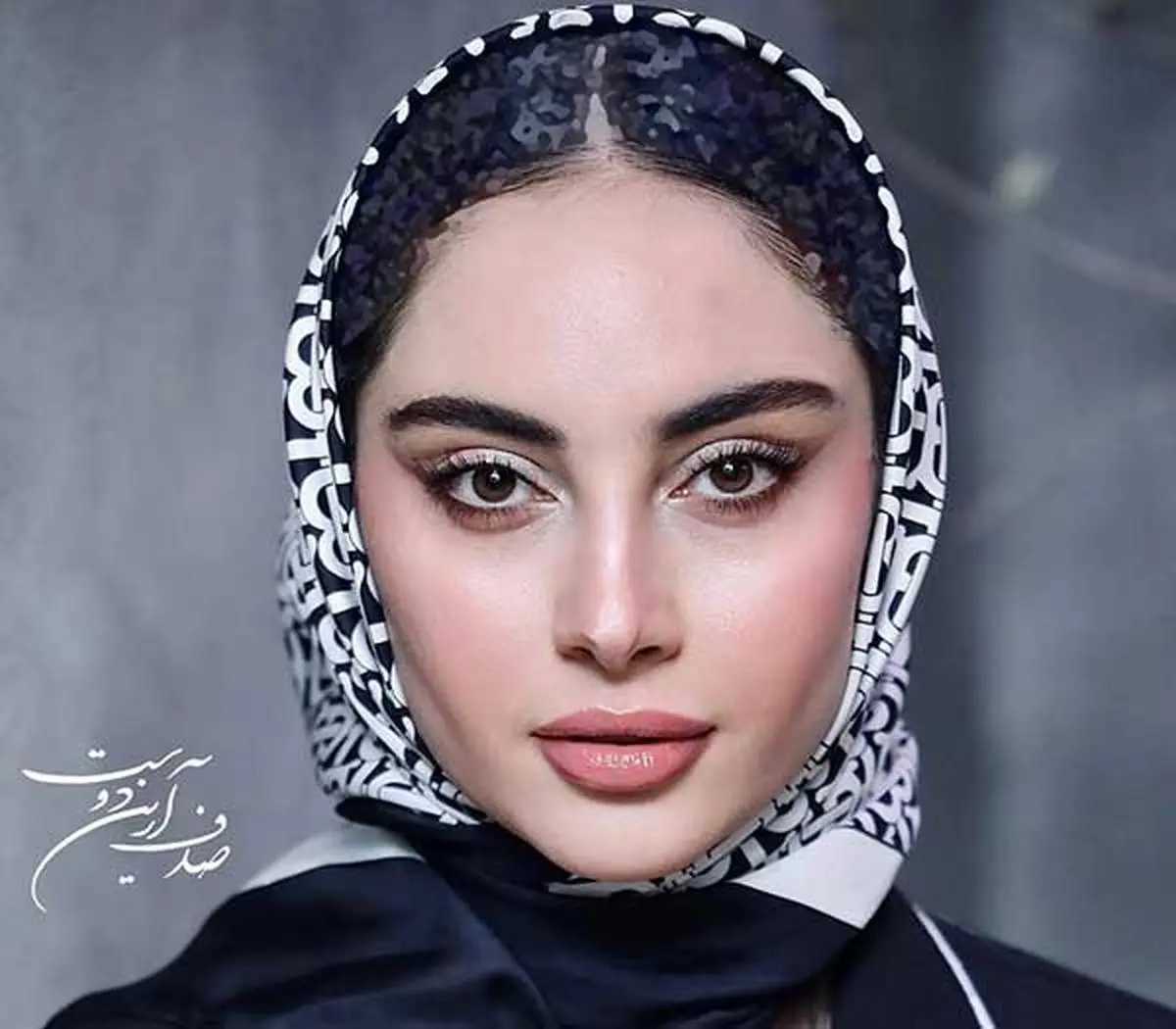 تیپ مدلینگ متفاوت ترلان پروانه با ست کت و شلوار عجیب و لنگه‌به‌لنگه / ساده و راه‌راه خواست هردوتارو با هم داشته باشه😂