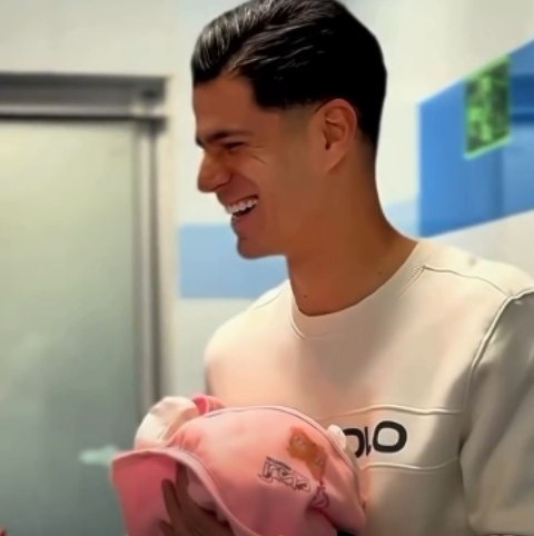 (ویدیو) اولین روز باباشدن پیام نیازمند، گلر پنجه طلای پرسپولیس در بیمارستان لوکس تهران/ مبارکا باشه😍