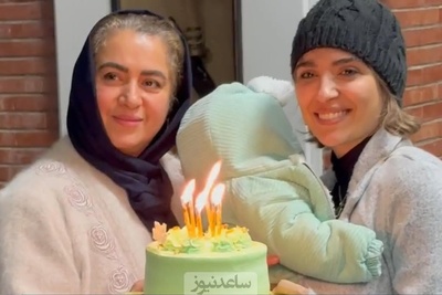 سورپرایز تولد مونا کرمی در پشت صحنه نمایش «باران اسیدی» با حضور مهسا طهماسبی، فاطیما بهارمست که به بوسه عاشقانه همسرش مزین شد/ خوشبختی یعنی همین❤+فیلم