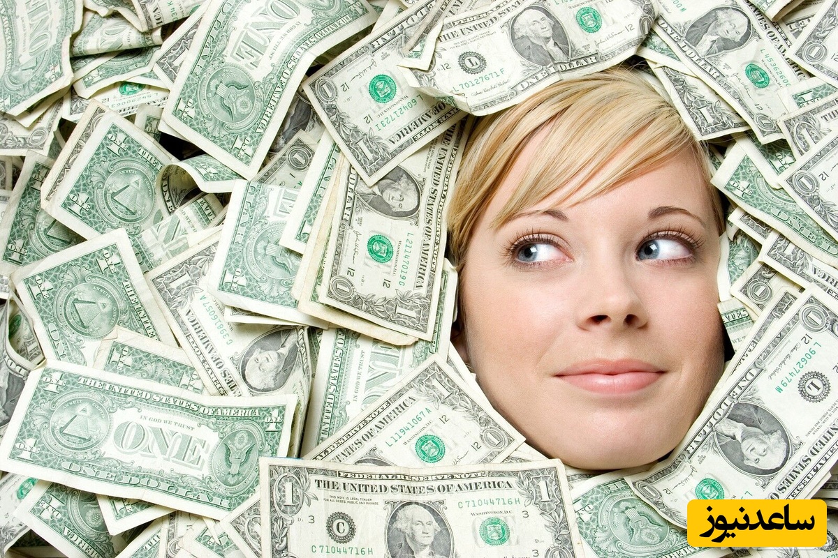 زن غرق در پول