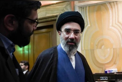 ببینید| لحظاتی از حضور آیت‌الله سید مجتبی خامنه‌ای در مراسم تعویض مضجع امام رضا(ع)