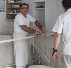 خلاقیت تحسین برانگیز سنگک پز تبریزی با شعری از مولانا و عکسی از شهید باکری حماسه ساز شد/ هنر نزد ایرانیان است و بس!