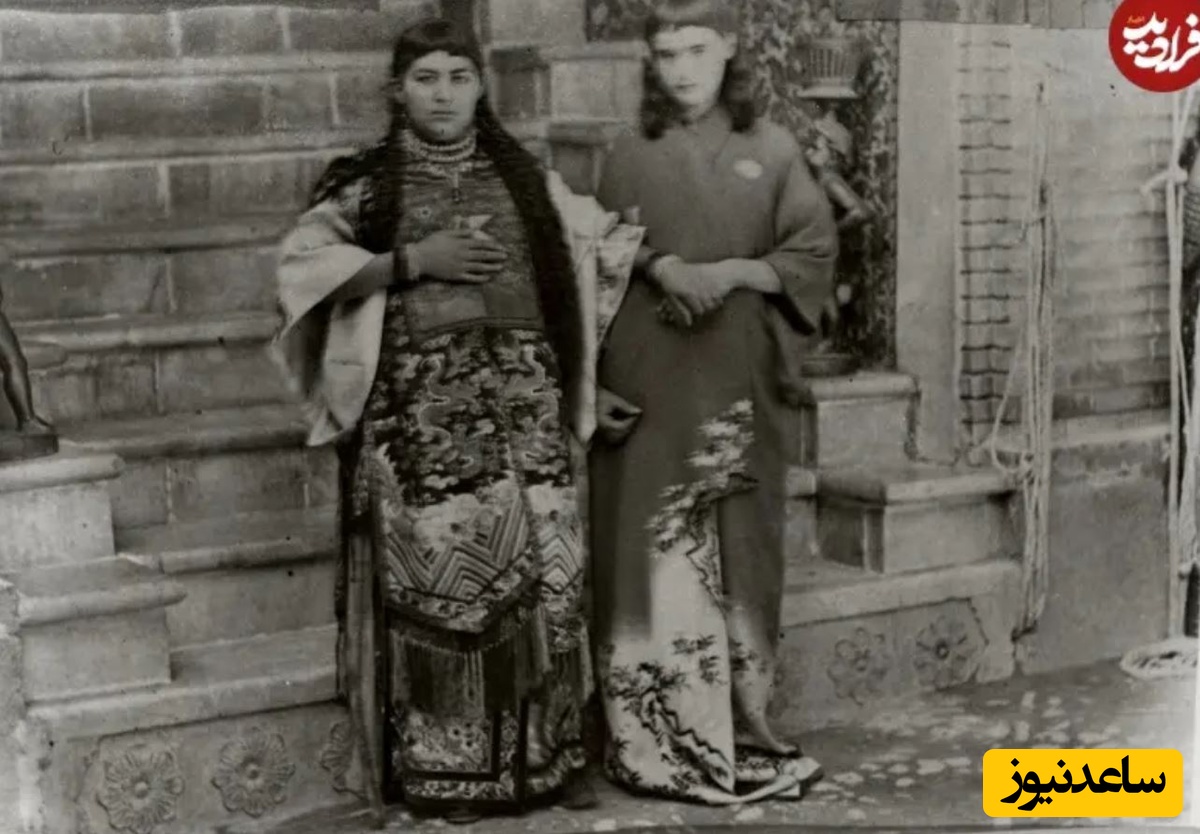 با لباس چینی در کنار یکی دیگر از زنان شاه معروف به «چرکسی»