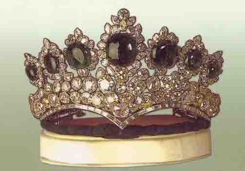 (ویدیو) تعدادی از زیورآلات مشهور خزانه جواهرات بانک مرکزی ایران/ از یاقوت های هندوستان تا مروارید‌های طبیعی خلیج فارس!