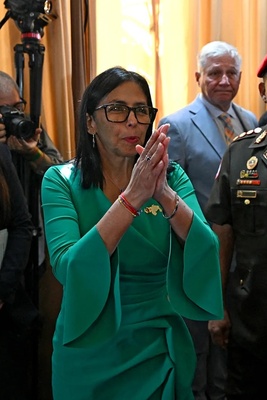 خوش رقصی و دم تکان دادن رئیس‌جمهور موقت ونزوئلا برای وزیر  آمریکا/ انگار نه انگار که چند هفته پیش رئیس جمهورشان را ربودند+ ویدیو