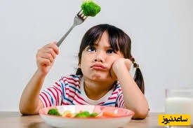 کودک در حال غذا خوردن