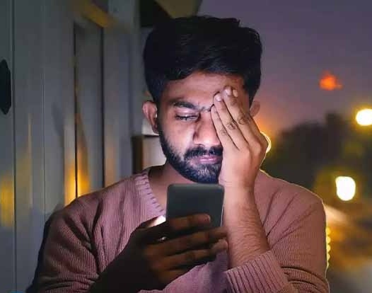 (ویدیو) نور گوشی موبایل تهدید برای چشم‌ها و نابینایی! + توصیه‌های مهم پزشکی