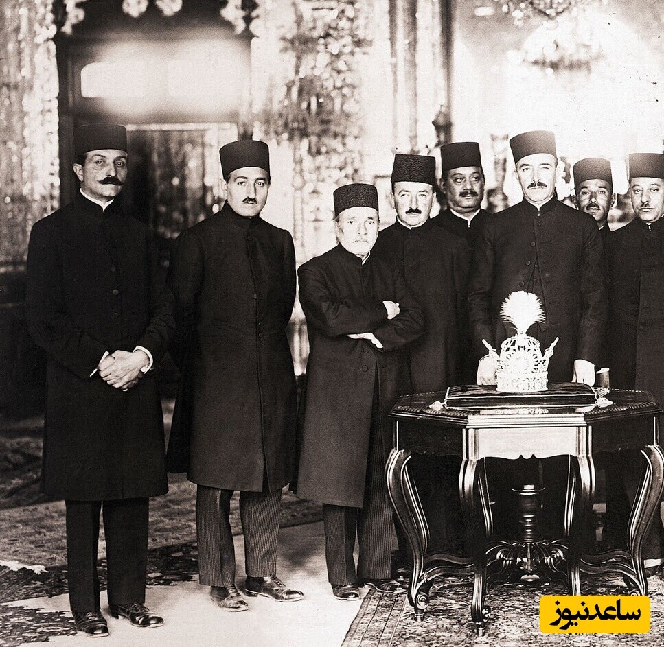 مقامات دربار در کنار تاج رضاخان و در سال 1305