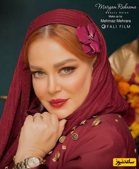 استایل رم باستانی بهاره رهنما روی تخت آویز پارچه‌ای