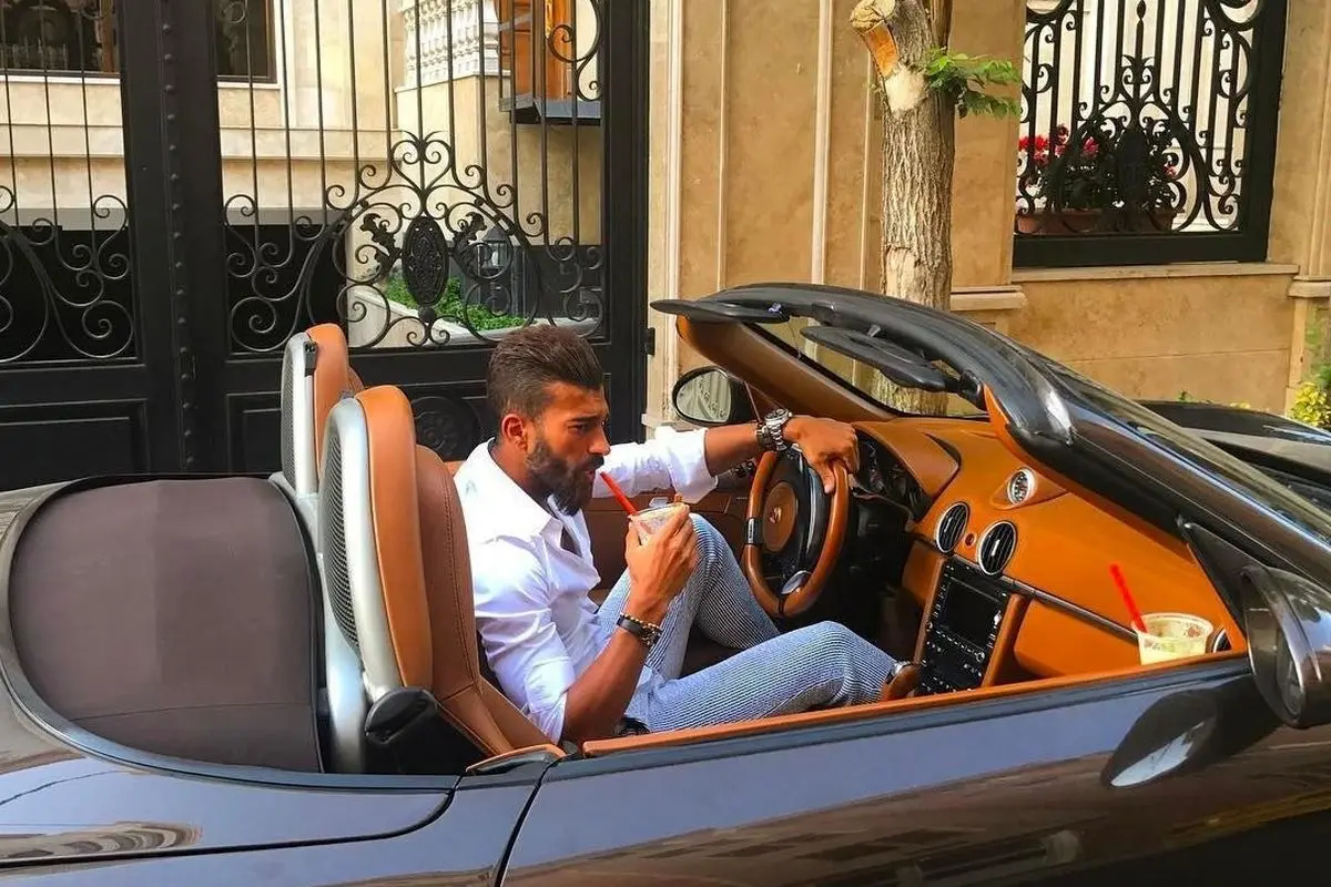 رامین رضائیان: ساعت یک شب با پراید تو اتوبان داشتم رانندگی می‌کردم یه لحظه مجبور شدم دنده عقب برگردم اما راننده مزدا خواب موند، ماشین تا خود کمرم خم شده بود و...+فیلم