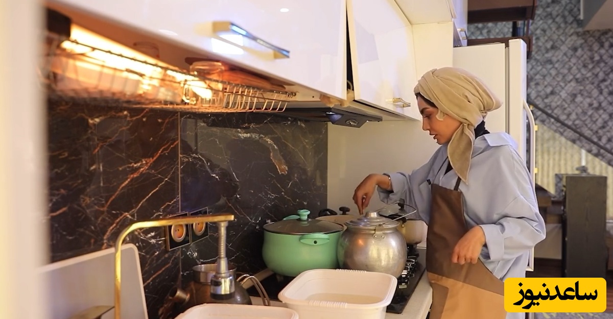 نگاهی به چیدمان خونه دوبلکس صحرا اسداللهی بازیگر خوب کشورمان در کندر کرج/ لوستر سه متری، دیوار های شیشه ای، کاغذ دیواری پتینه، آشپزخانه مزین به ماربل شیت طلاکوب و...