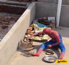 خلاقیت خنده دار یک شاطر  در  پخت نان با لباس مرد عنکبوتی حماسه آفرید +عکس/ هنر نزد ایرانیان است و بس