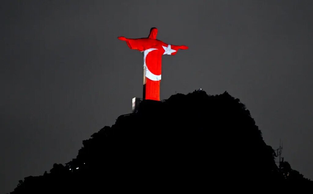 پرچم ترکیه بر روی مجسمه مسیح 