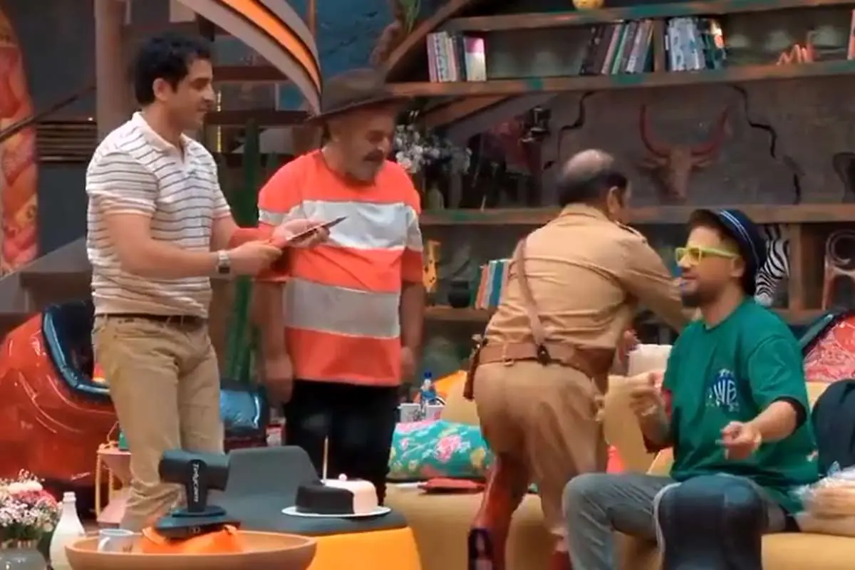 یادی کنیم از حرکت عجیب عمو رشید در "جوکر2" وسط مراسم تولد هیتلر + ویدئو / امین زندگانی و شاهرخ استخری هنگ کردن🙄