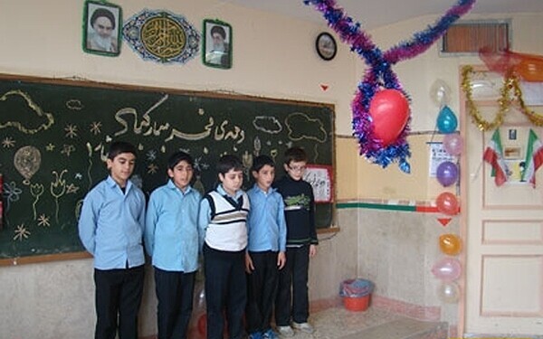 مروری نوستالژیک بر خاطرات جشن دهه فجر در مدرسه؛ با آهنگ رضا رویگری و کاغذرنگی‌های تزیینی دهه شصتی یه حال دیگه‌ای داشت + ویدئو