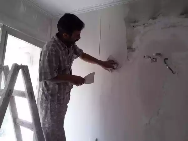 خلاقیت مشاغل: ابتکار خنده‌دار و منحصربفرد اوستا گچ‌کارِ همیشه خسته برای تمیز کردن کفِ خانه مشتری بعد از تمام شدن کارش+ویدیو/ مخترع تویی بقیه اداتو درمیارن 😂