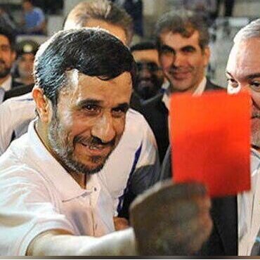 واکنش محمود احمدی نژاد به ماجرای راه ندادن او به رختکن تیم ملی توسط علی دایی و برکناری دایی در همان شب+ ویدئو/ الان مشکل مملکت اینه؟
