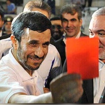 ویدیو | واکنش محمود احمدی‌نژاد به ماجرای راه ندادن او به رختکن تیم ملی توسط علی دایی: الان مشکل مملکت اینه؟