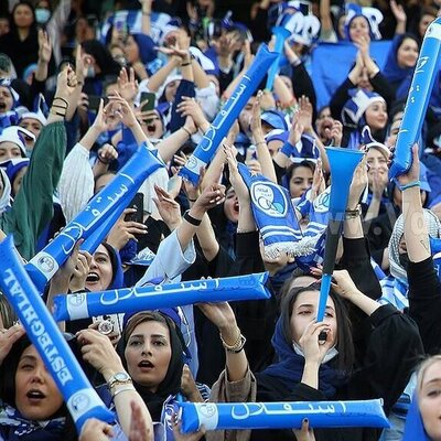 (عکس) برافراشتن بنر ملیکا محمدی در استادیوم آزادی توسط هواداران آبی پوش