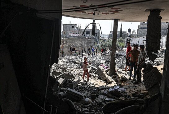 مردم منطقه بیت لاحیا نوار غزه پس از آتش بس بین اسرائیل و گروه های فلسطینی به خانه های آسیب دیده خود باز می گردند./ گتی ایمجز