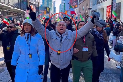 (فیلم) سقوط مازیار فلاحی از جایگاه یک خواننده در ایران به مجری برنامه کودک پهلوی‌چی‌ها در کانادا: به افتخار رضا پهلوی یه جیغ بلند!