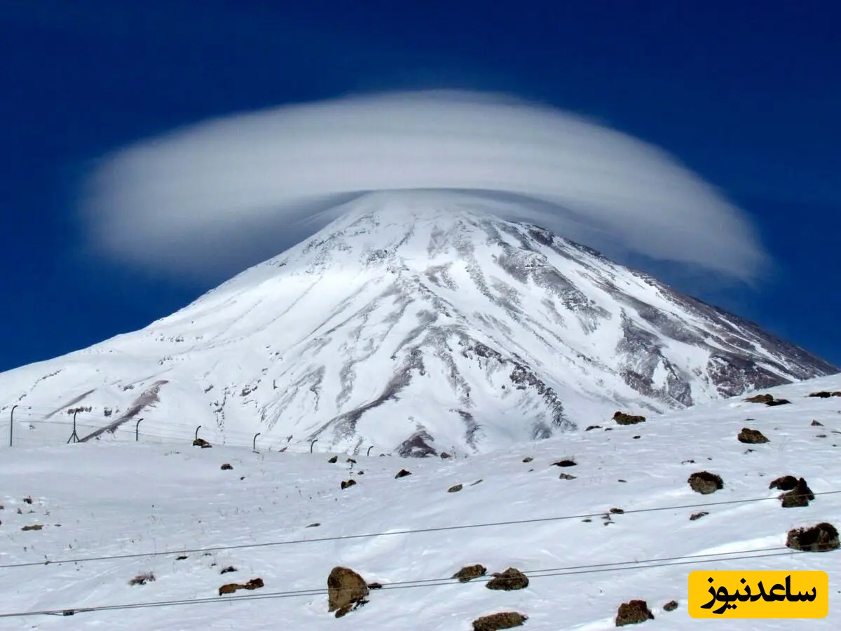 (ویدیو) نگاهی به پرتره زیبای دماوند با یک ابر تماشایی عدسگون بالای سر قله/ یک منظره دلبر برای عاشقان کوهستان😍